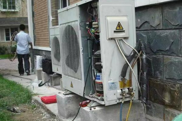 新的空調外機漏水